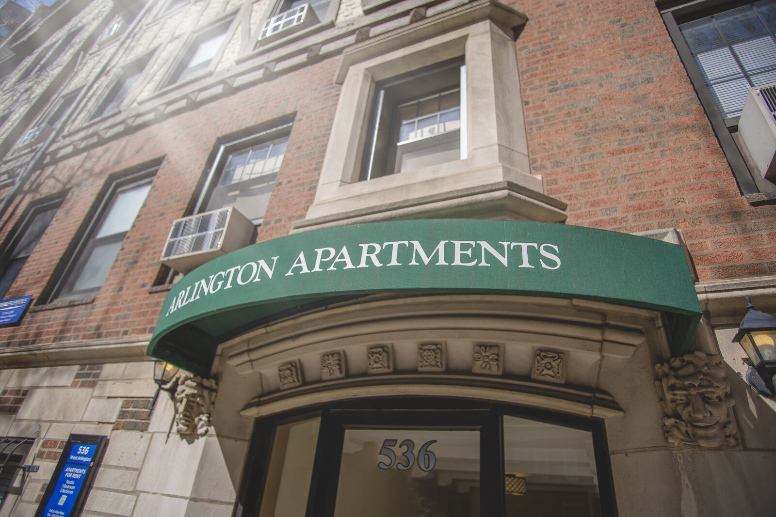 The entrance of 536 West Arlington Place in Chicago’s Lincoln Park neighborhood, featuring a gree...