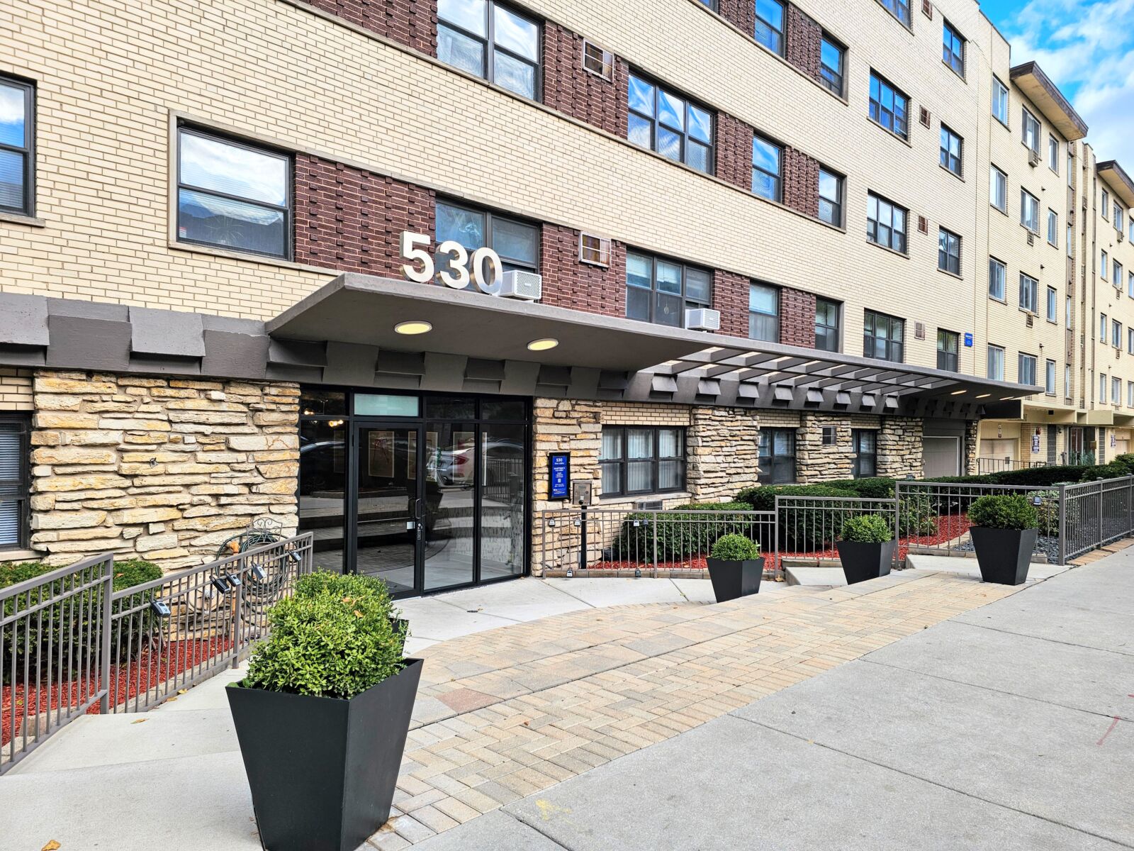 A modern mid-rise apartment building at 530 West Aldine in Chicago’s Lakeview neighborhood, featu...